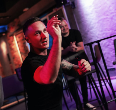 Młodzi ludzie grający w darta na kręgielni Hades w Zielonej Górze