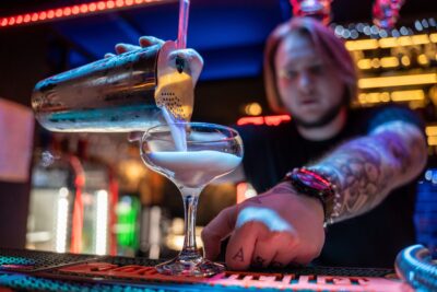 Barman podczas przygotowywania drinka w barze Hades w Zielonej Górze