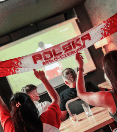 Kibice podczas wydarzenia sportowego na żywo w pubie Hades w Zielonej Górze