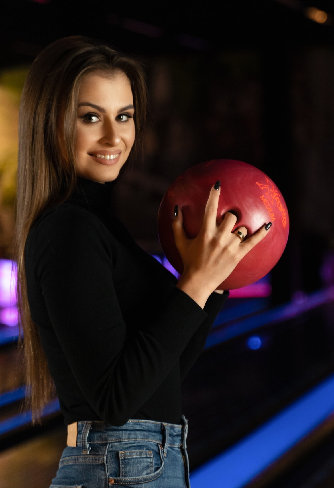 Młoda osoba grająca w kręgle w bowling clubie Hades w Zielonej Górze